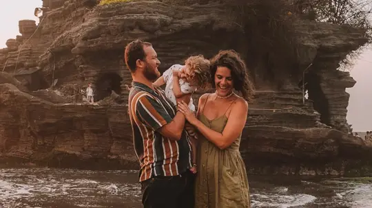 Filipe Almeida Diaverum's d.HOLIDAY ambassador with his wife and kid on the beach